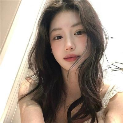 窗中女孩